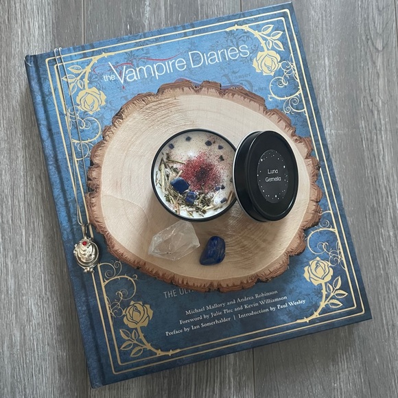 *Vampire Magic* Soy Wax Candle - Picture 2 of 6